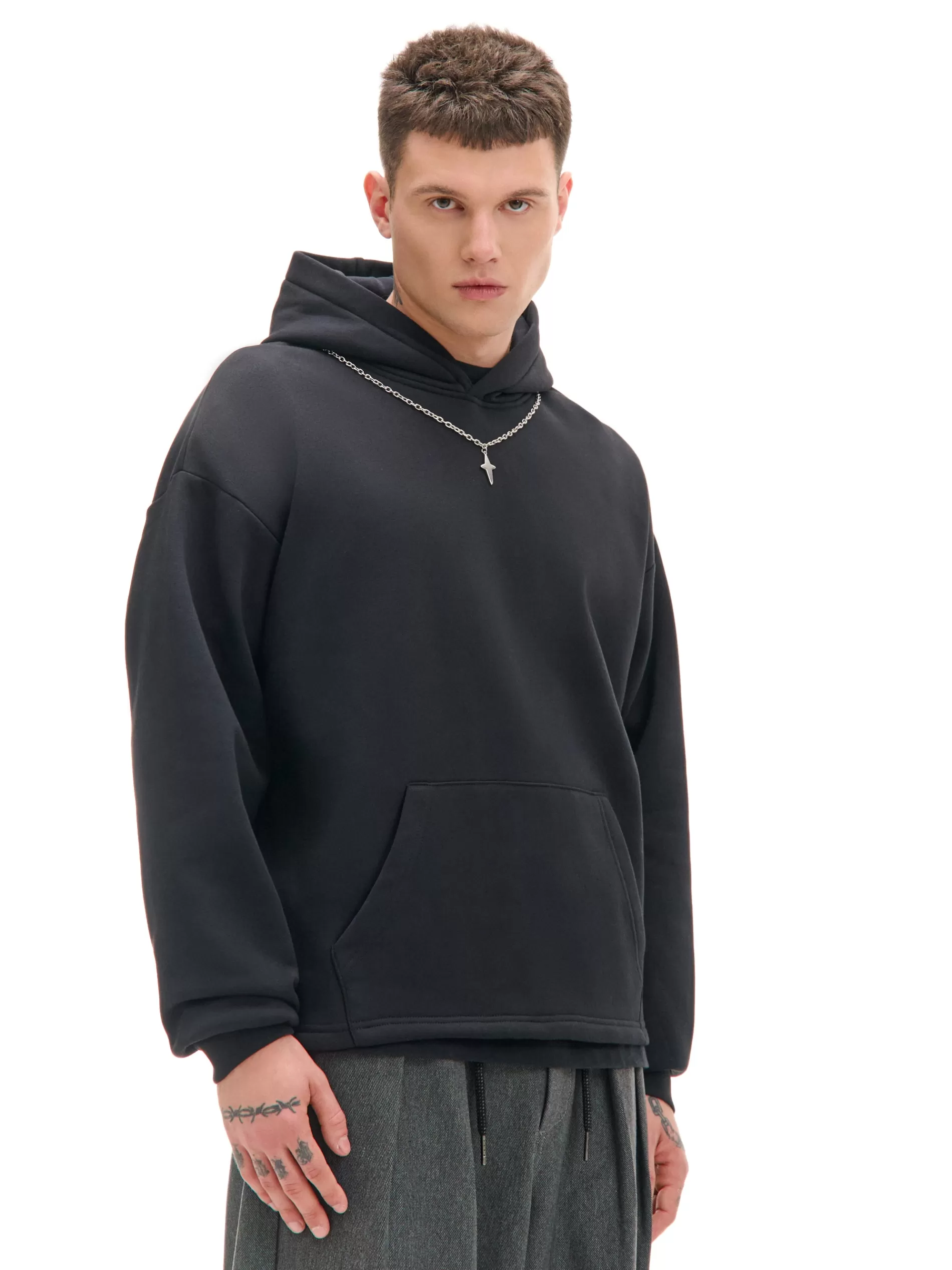 Cropp Bluzy | Czarna bluza hoodie z naszyjnikiem czarny