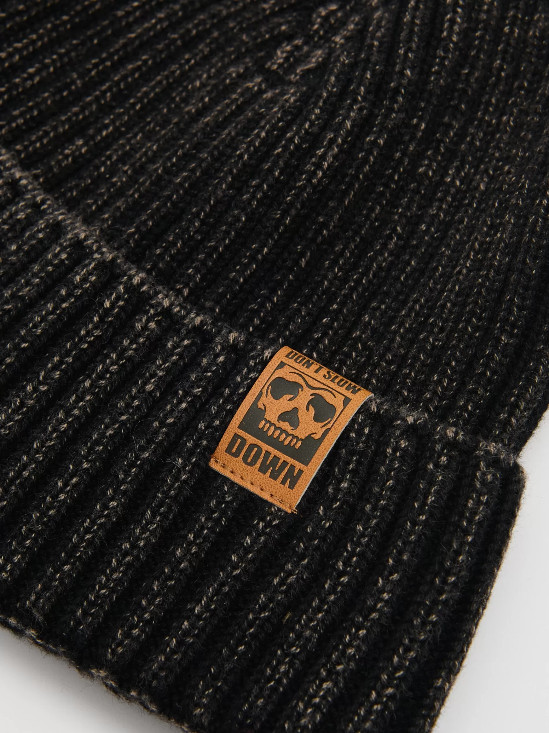 Cropp Czapki | Czarna czapka beanie z naszywką czarny