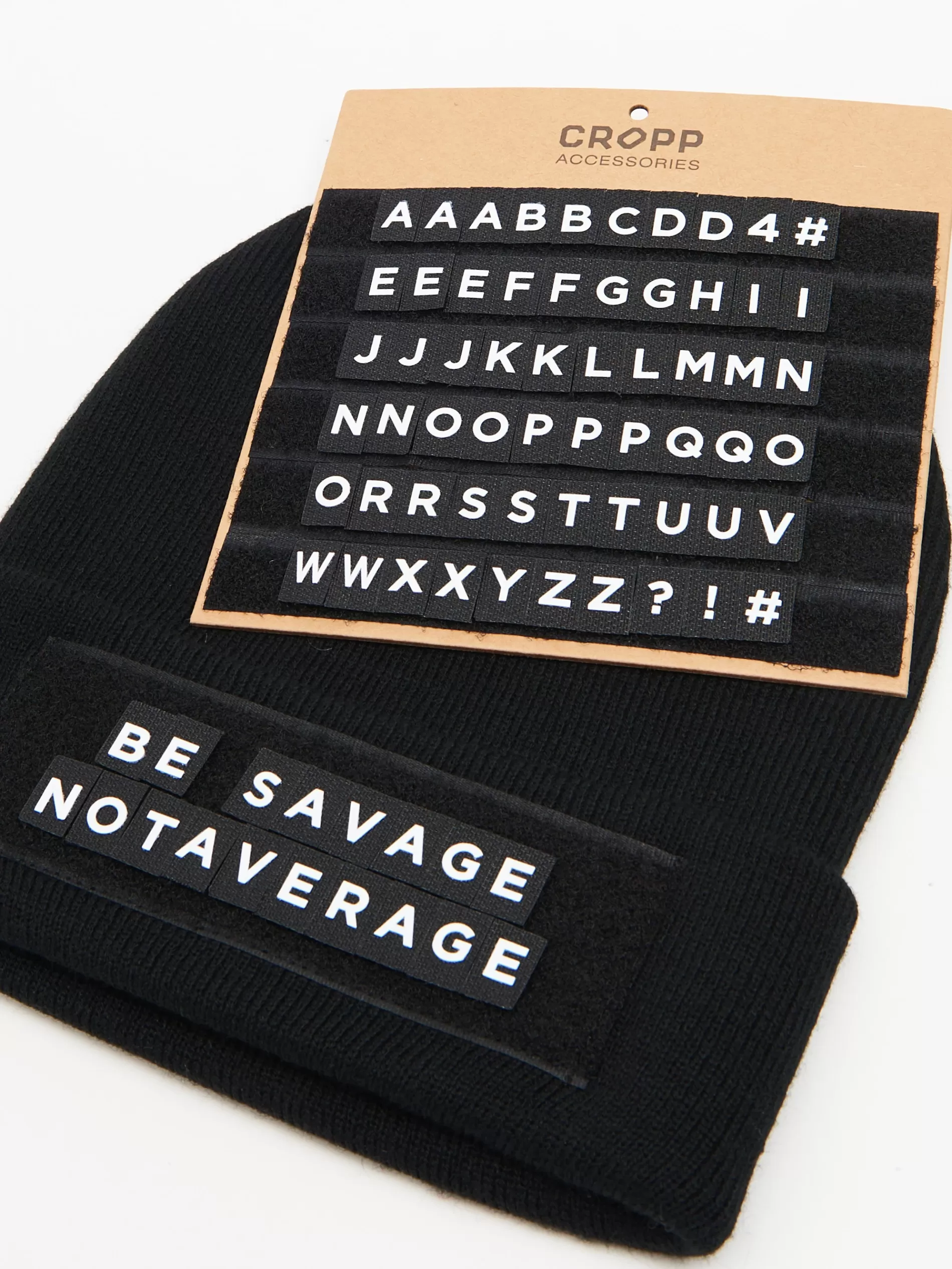 Cropp Czapki | Czarna czapka z personalizowanym napisem czarny
