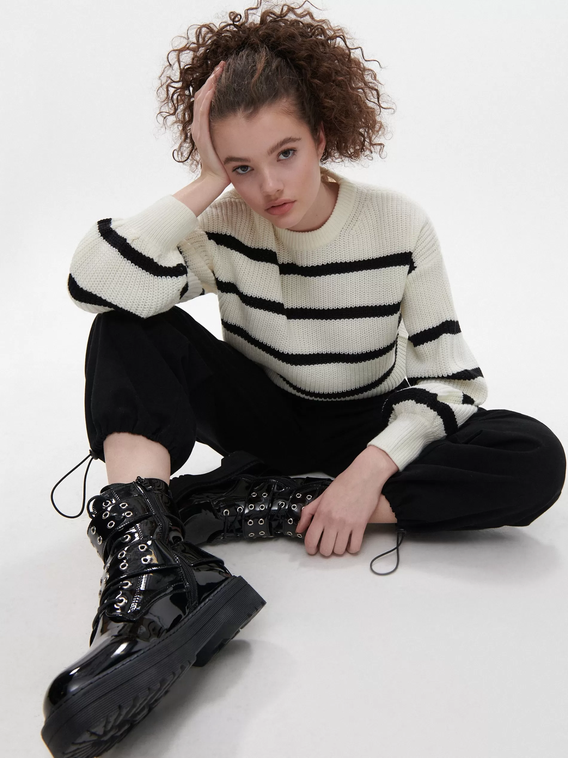 Cropp Swetry | Sweter w czarne paski kremowy